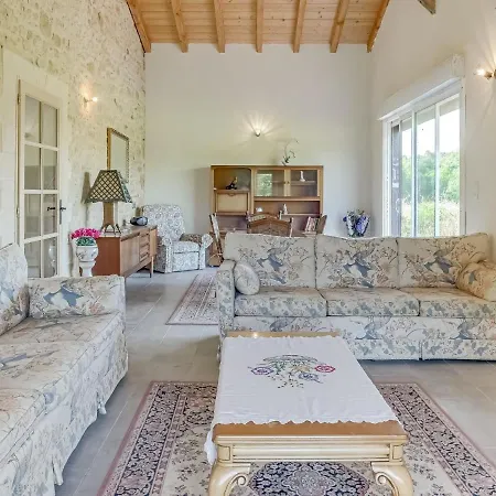 Serene Holiday In Lacapelle-biron With Terrace Dom wakacyjny